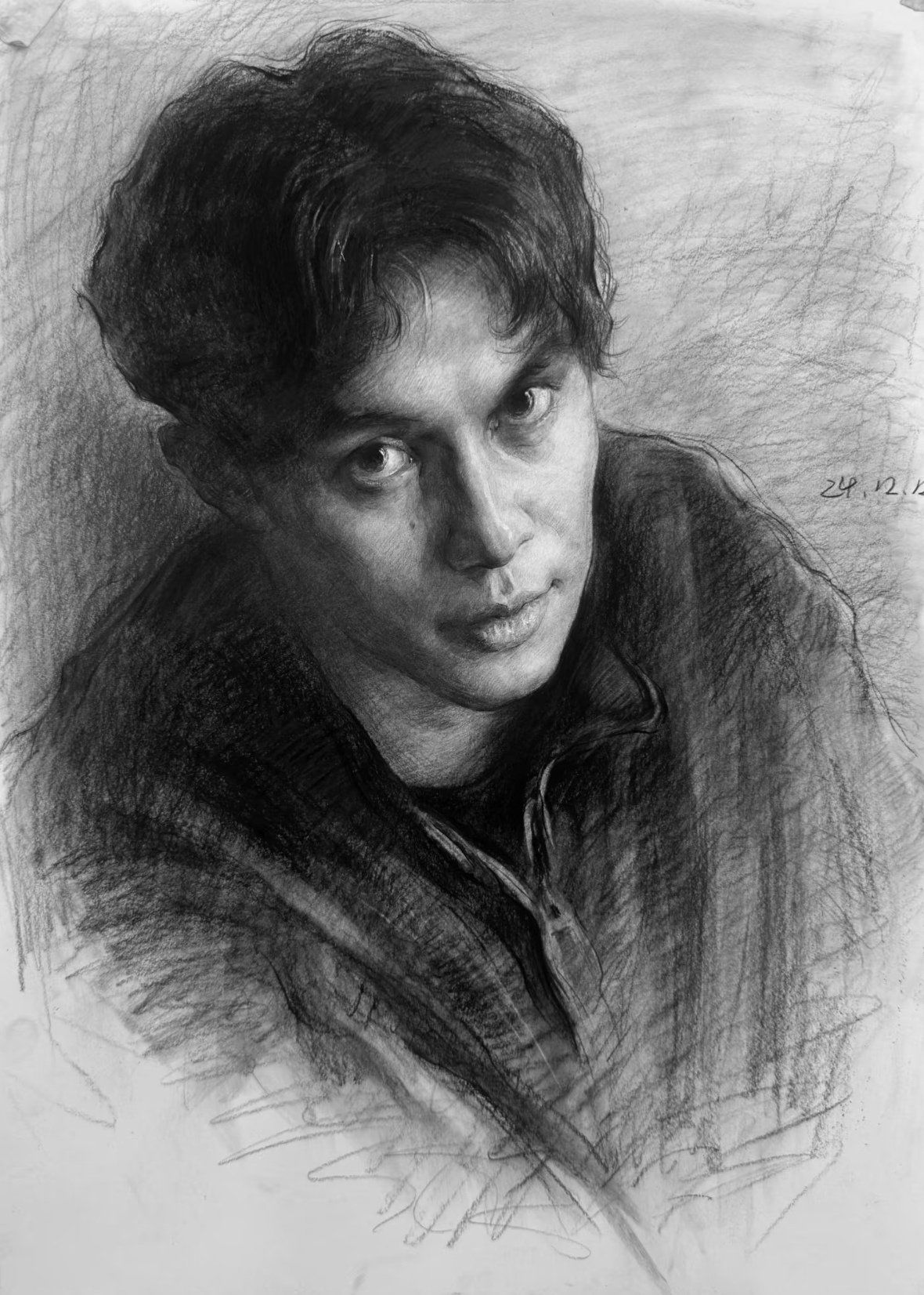 素描头像炭笔表现的画面效果很有视觉冲击力