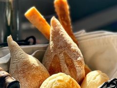 餐前面包-弦月窗LUNETTE BY AMANDA(复兴路店)