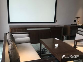 办入住的时候一个男性客户一直在那强调