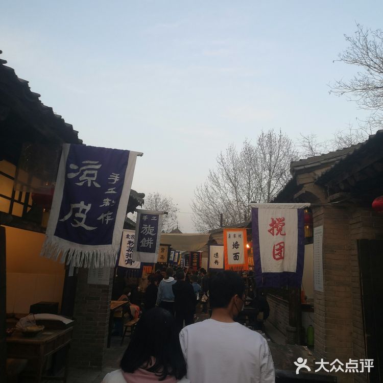 下午5点从咸阳出发，到6点整正好一个小时到袁家村