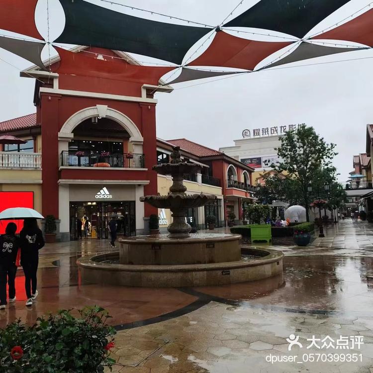 而且还是购物,吃喝玩乐为一站到底,在鸿星尔克为孩子买了一套衣服和鞋