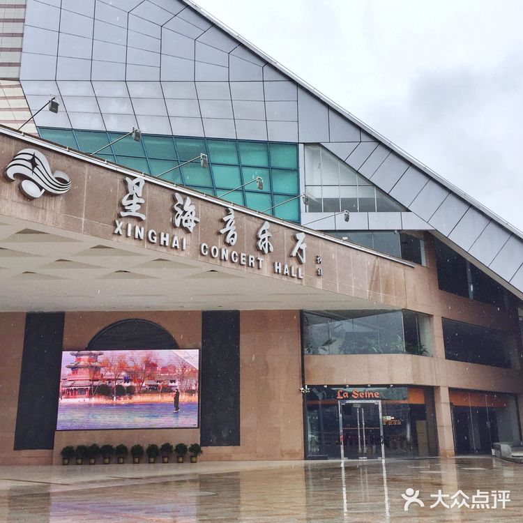 造型师在指挥一场音乐会，非常有动感