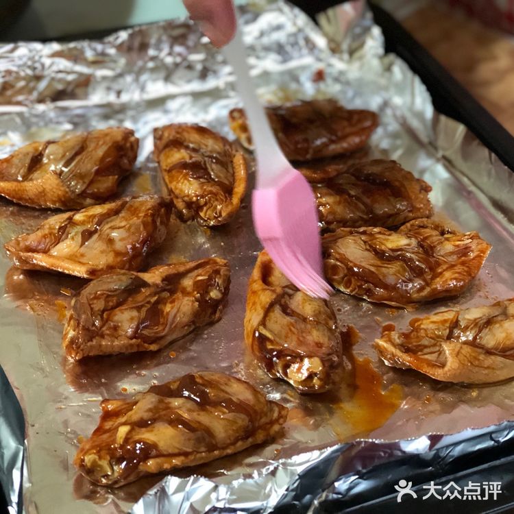 料酒，腌制2-3个小时，烤箱预热，烤翅上刷蜂蜜和油