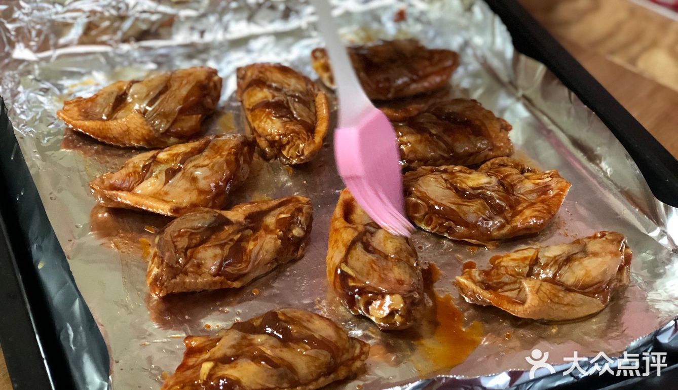料酒，腌制2-3个小时，烤箱预热，烤翅上刷蜂蜜和油
