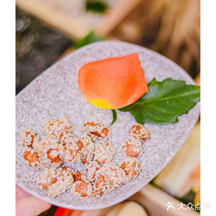 过分了！这家素菜火锅店会给仙女送花花，怎么这么加分🌷