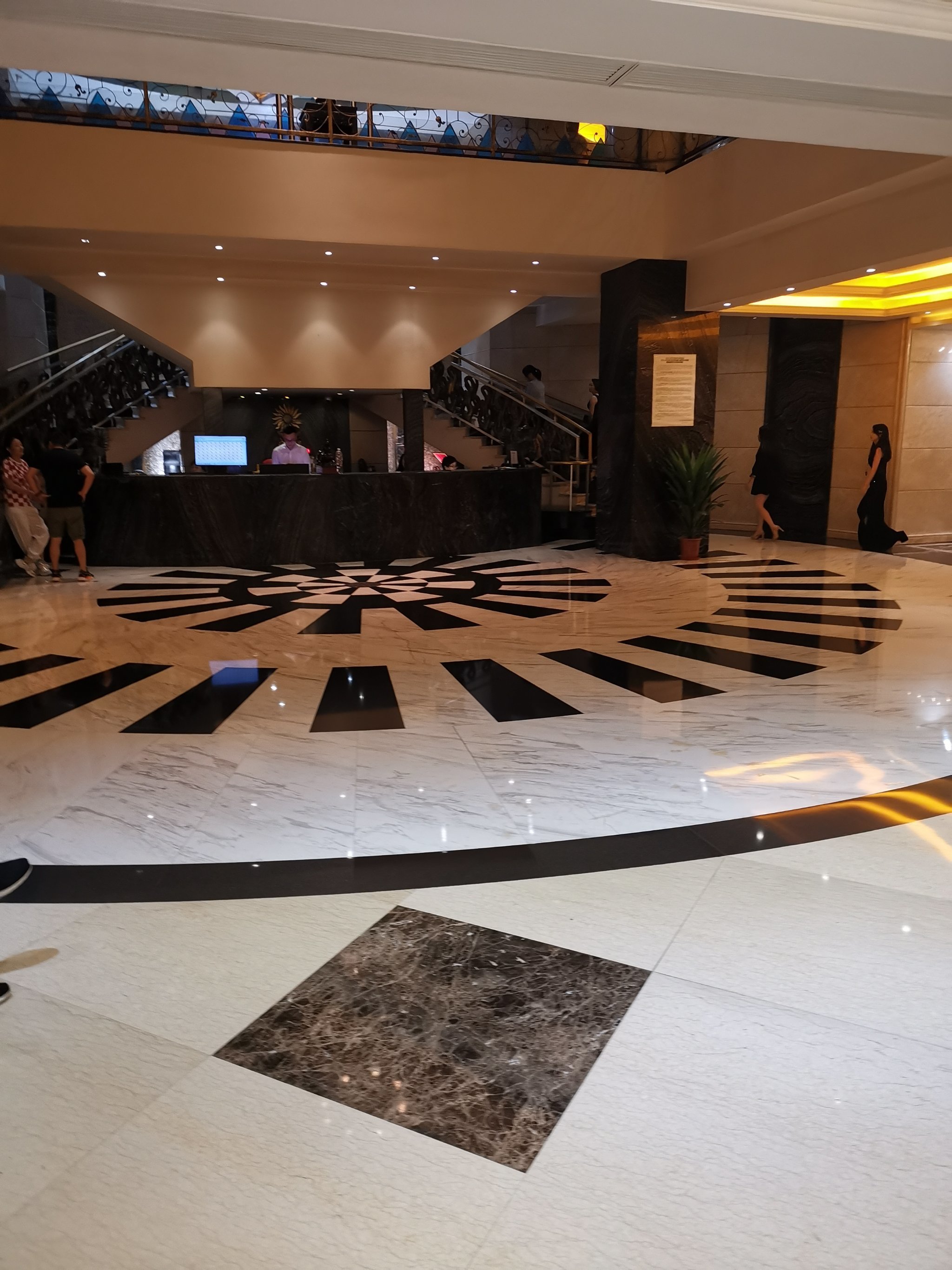 和几个朋友来吴中路上的这家金色阳光ktv