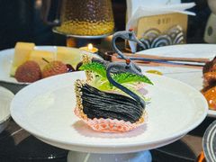 天鹅榴莲酥-海派悦庭·海胆烧麦·新融合菜(凯德广场店)