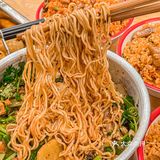太像小时候老小区才能吃到的油卤串串