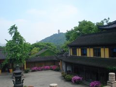 大悲阁前眺望龙光塔-无锡惠山寺