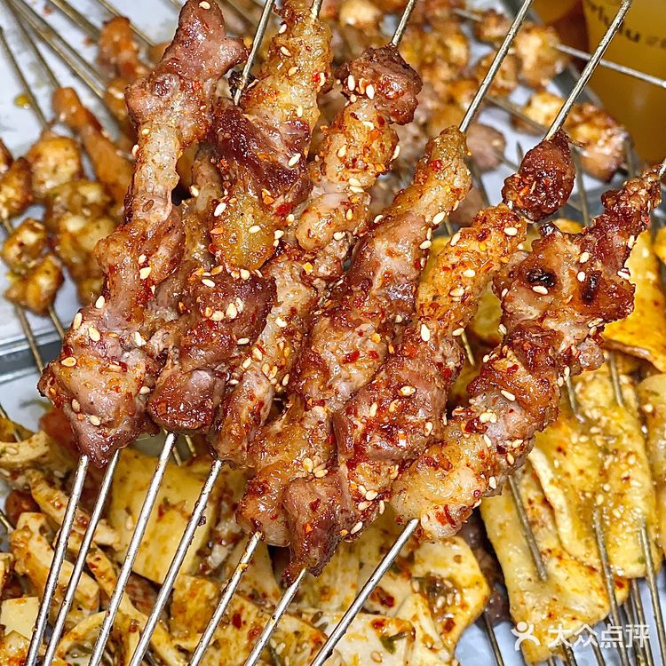 深圳开到凌晨两点的氛围感烧烤酒馆……