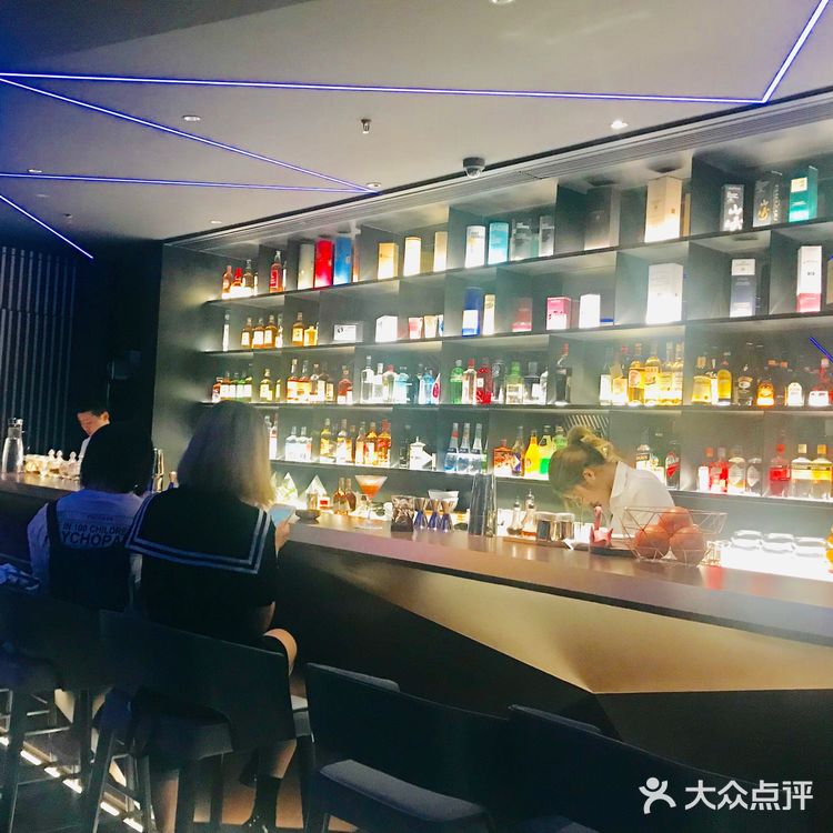 使劲凹造型拍视频，好看极了 然后是菜品