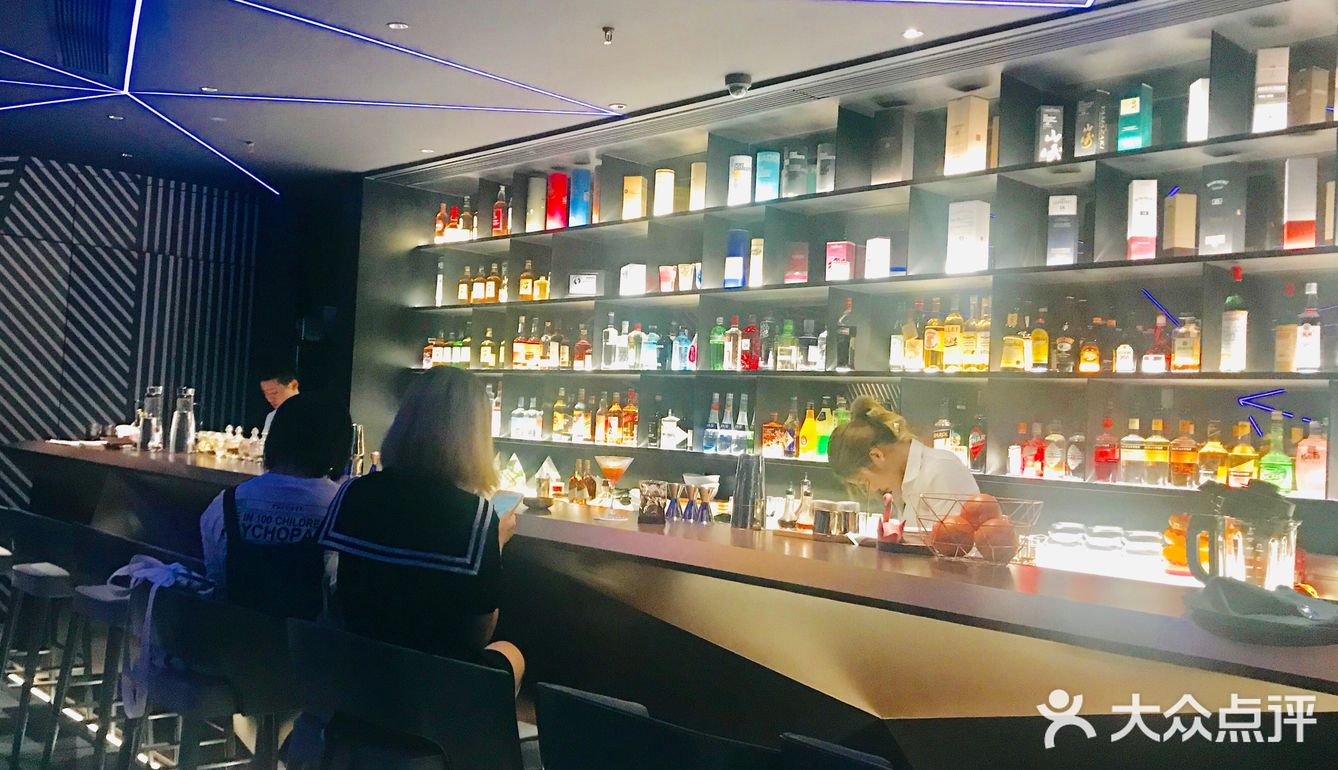 使劲凹造型拍视频，好看极了 然后是菜品