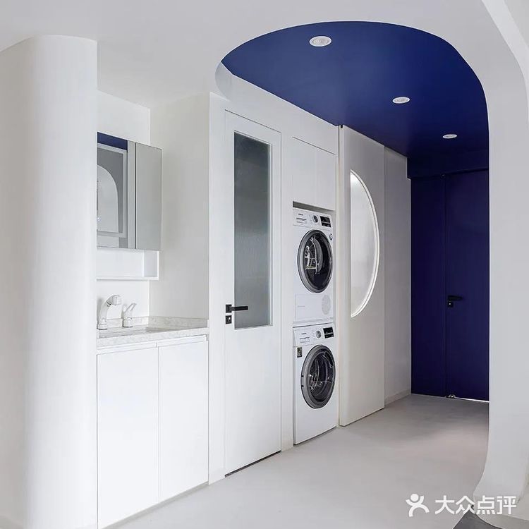 克莱因蓝下的流线型音乐之家 - 蓝境 