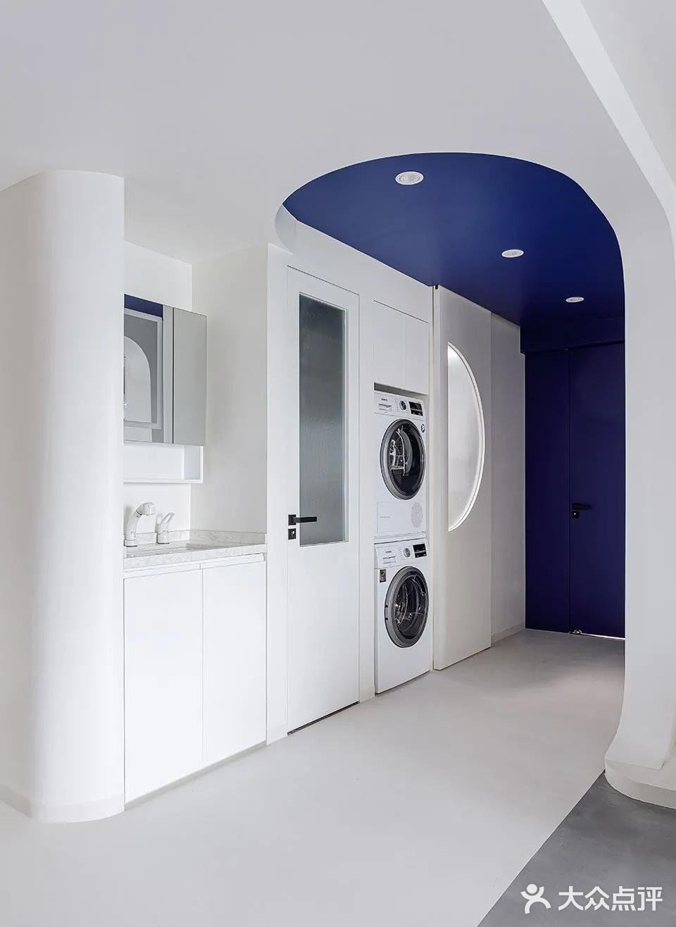 克莱因蓝下的流线型音乐之家 - 蓝境 