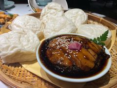 酒酿馒头配扣肉-卯时·龙光雅宴·精致锡帮菜(惠山古镇店)