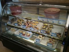 餐廳外的蛋糕櫃~買了2個還不錯吃-中青尚阁国际酒店