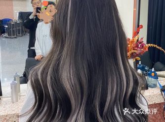 画染米灰棕色，增加了挑染是有点偏米灰色， 底色选择相