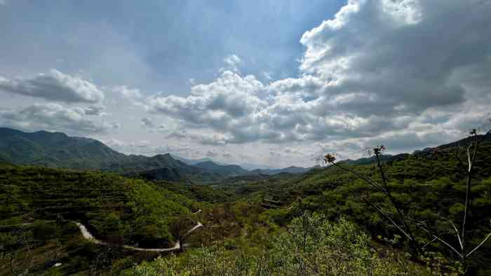 天盛湖生态风景区"天盛湖风景区位于门头沟境内,四面环山.被.