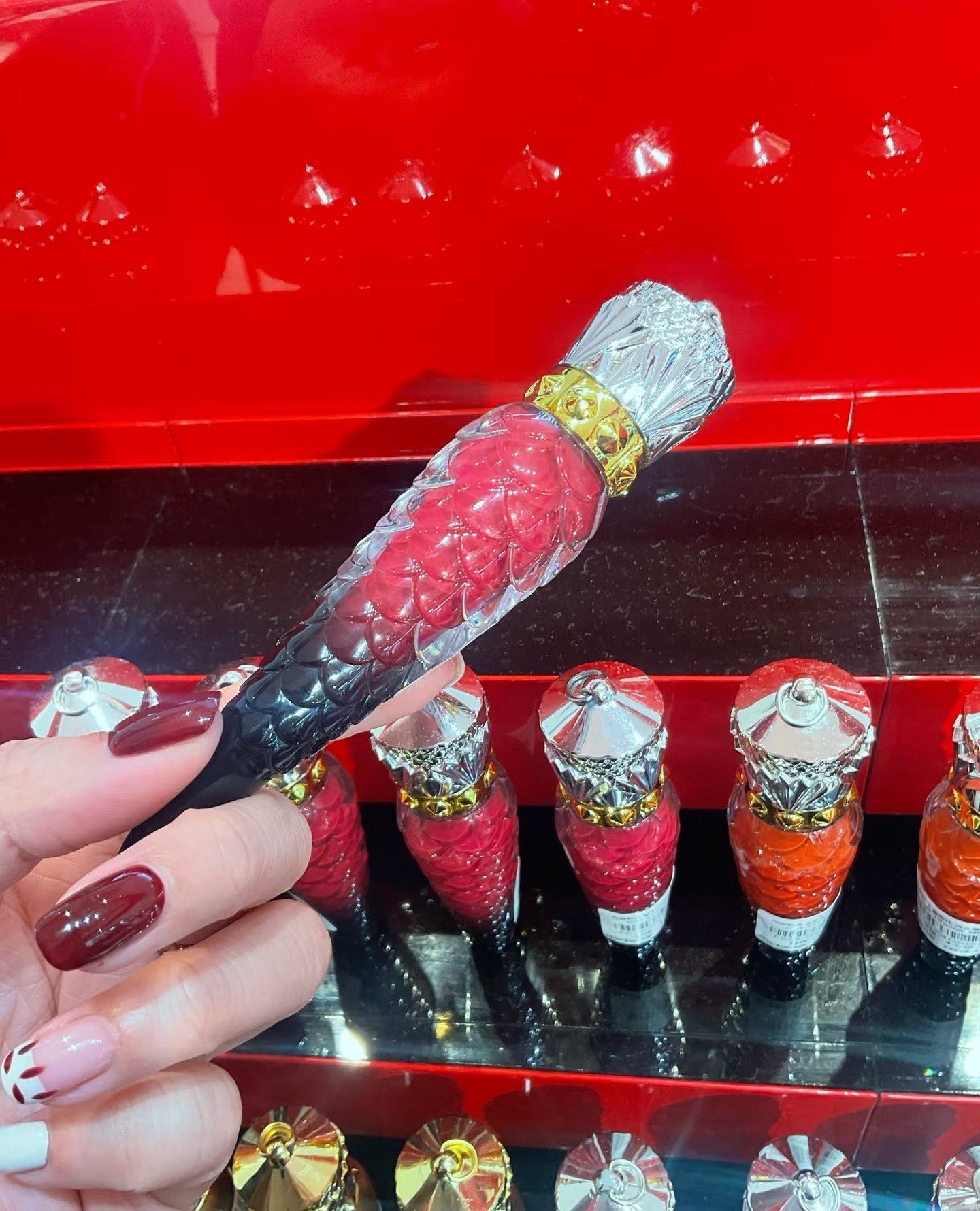 cl萝卜丁009f
路铂廷哑光唇釉0