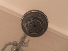 肮脏淋浴头。-西安锦江国际酒店