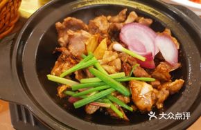 Braised Whole Pig in Clay Pot