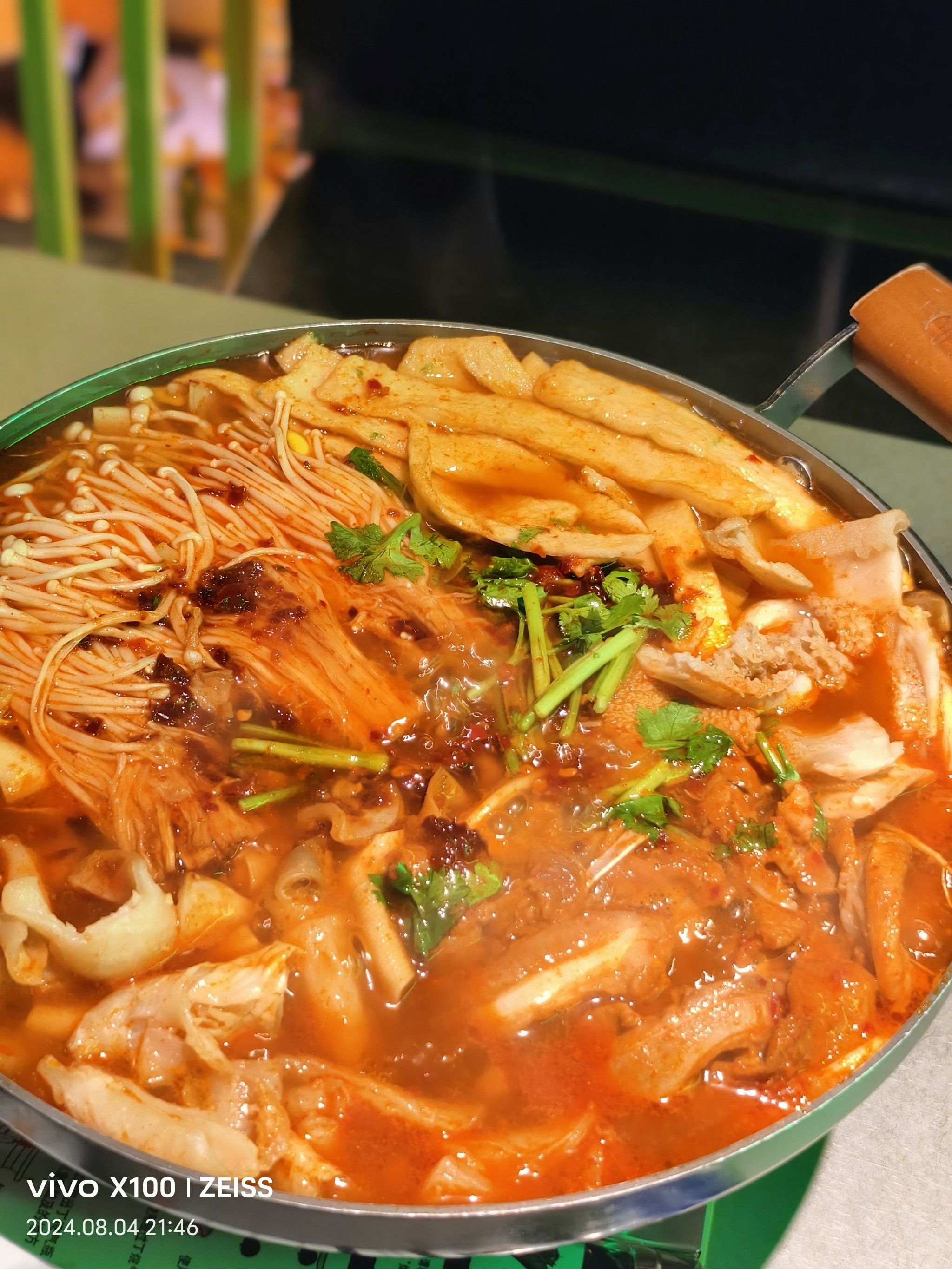 一个人我点了叹号啤酒锅,里面有毛肚,板筋