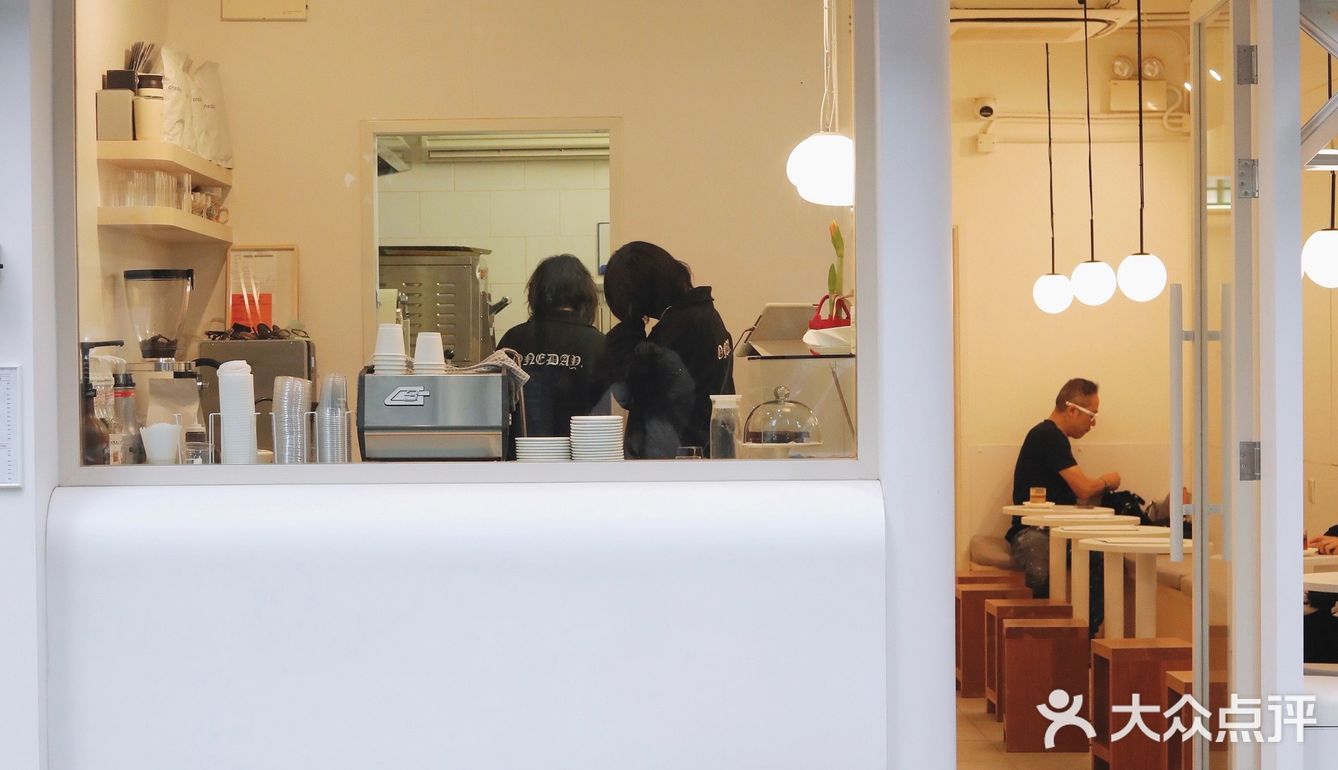 香港｜街巷里的纯白简约风咖啡店☕️