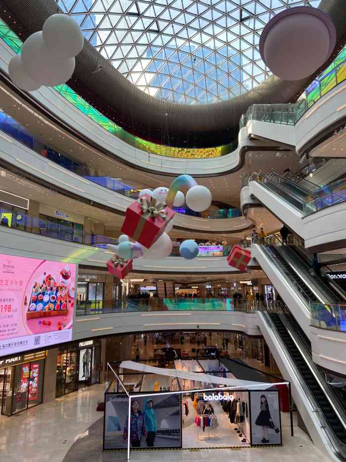 新开的商场环境没话说餐饮很多有小部分没开地理位置很好附近居民区多