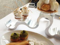 脆皮泡芙！底下那盘我基本没吃到。。-AZUR聚(香格里拉饭店)