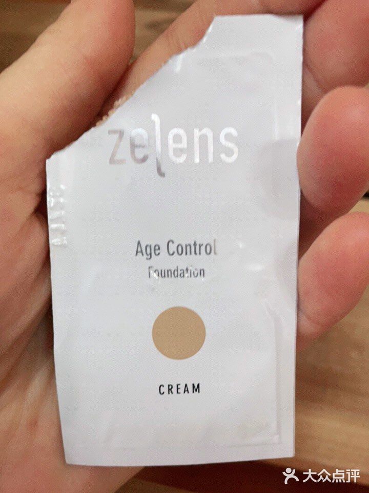 粉底液测评：ZELENS 明星钻石养肤粉底液