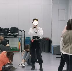 -单色舞蹈