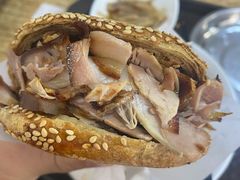 烧饼夹肘子肉-老四烧饼铺(丽源路店)