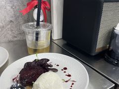 红酒煮啤梨配椰子冰淇淋-LESCEDARS Brasserie Bistro香柏树