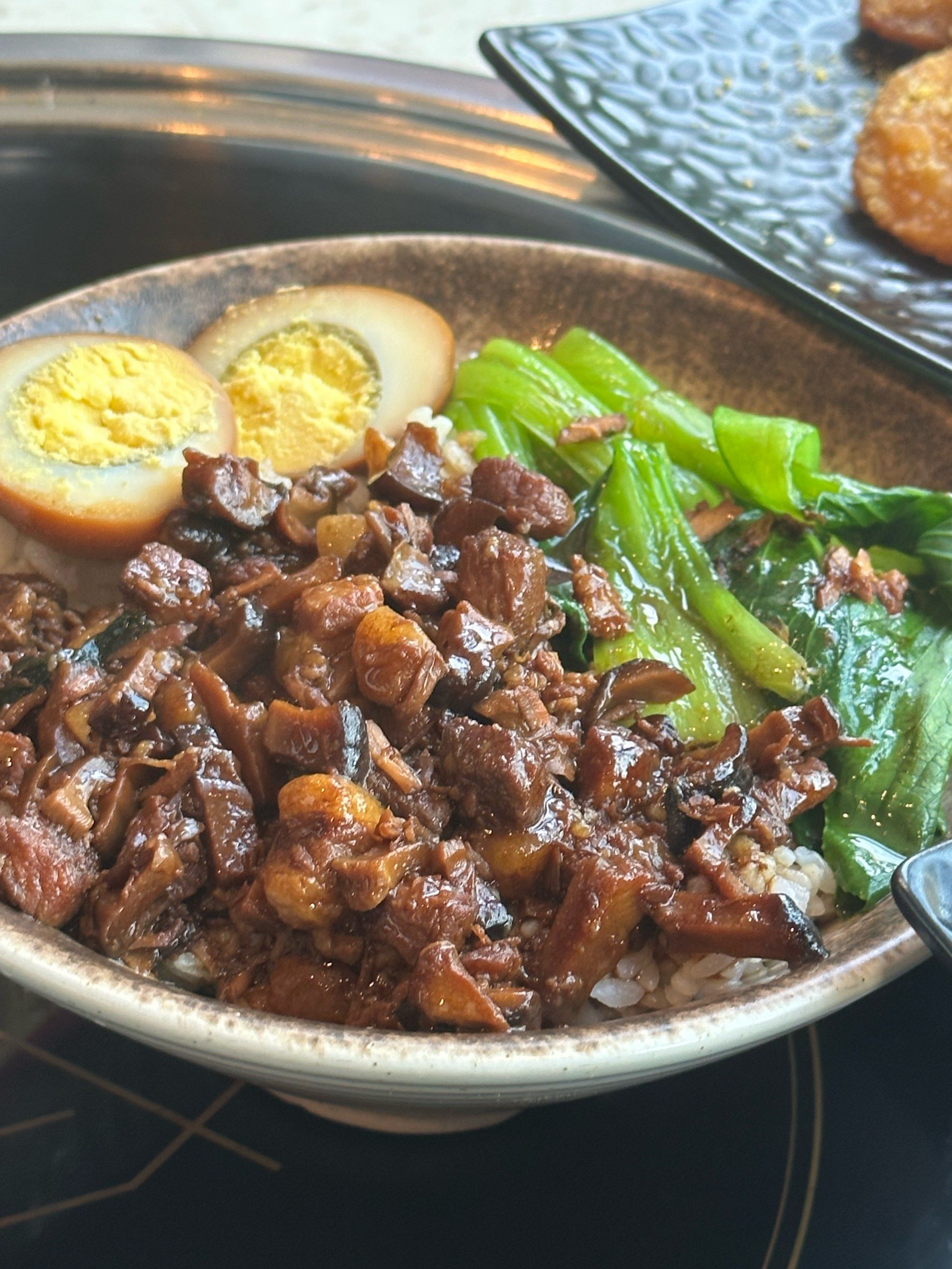 油亮亮的卤肉饭,真满足