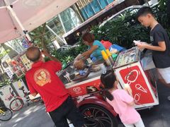 -詹爷爷乌节路街头冰淇淋