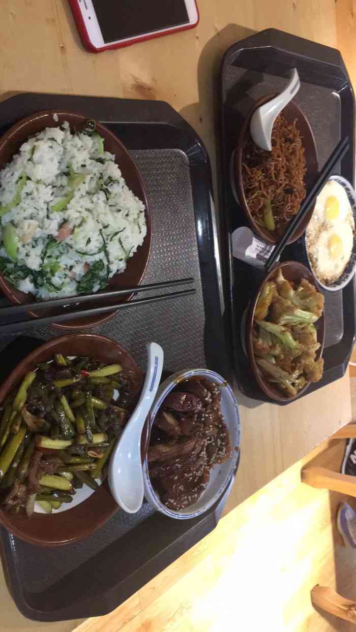 打分 35 /人 在医院附近的一家大食堂,就喜欢这种菜中午人特别多,都是