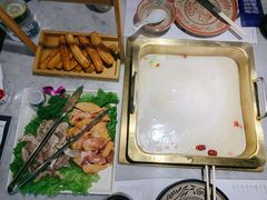 -尚尚仙·酸汤猪手·猪肚鸡火锅(华联万柳购物中心店)