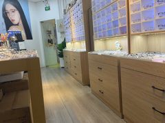 -天空之镜眼镜店蔡司依视路配镜授权零售店(望京颐堤港店)