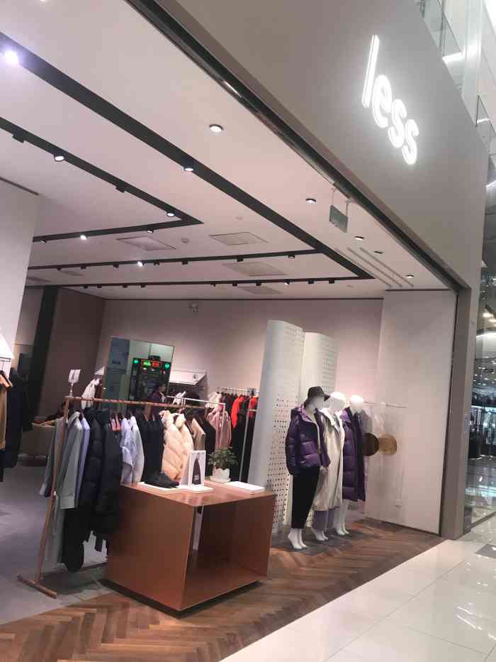 less(凯德mall太阳宫店)-"位置在太阳宫凯德mall一层门口立牌显.