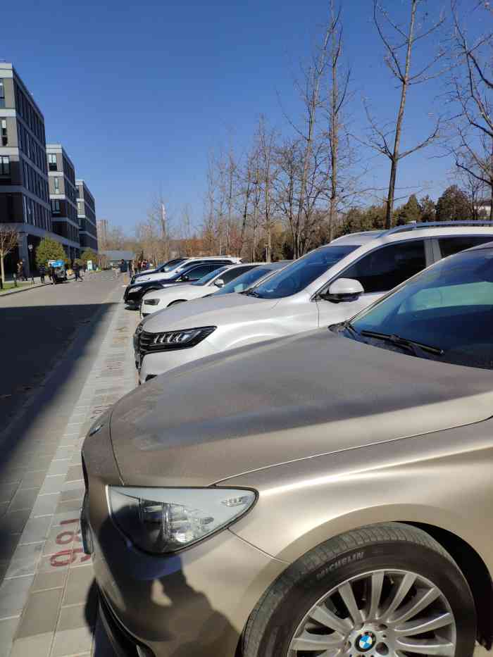 恒通商务园停车场-"恒通商务园面积很大,里面是一栋栋的三四层.
