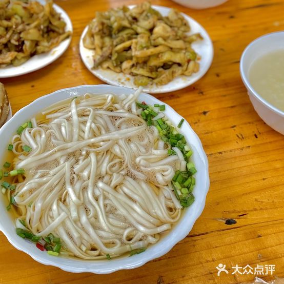 老陈榨菜炸酱自助餐面馆