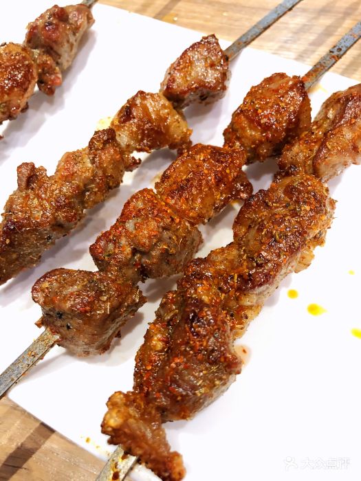 大巴扎的姑娘新疆餐厅羊肉串图片
