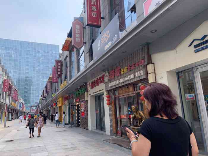 金街小吃城(廊坊万达店"在万达外面的美食街逛了很久,这里真的可以.