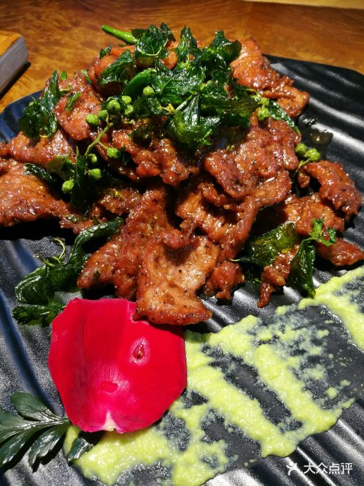 嫩煎小牛肉配芥末汁
