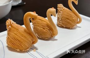 Lingnan Black Swan Pastry (Half Dozen)