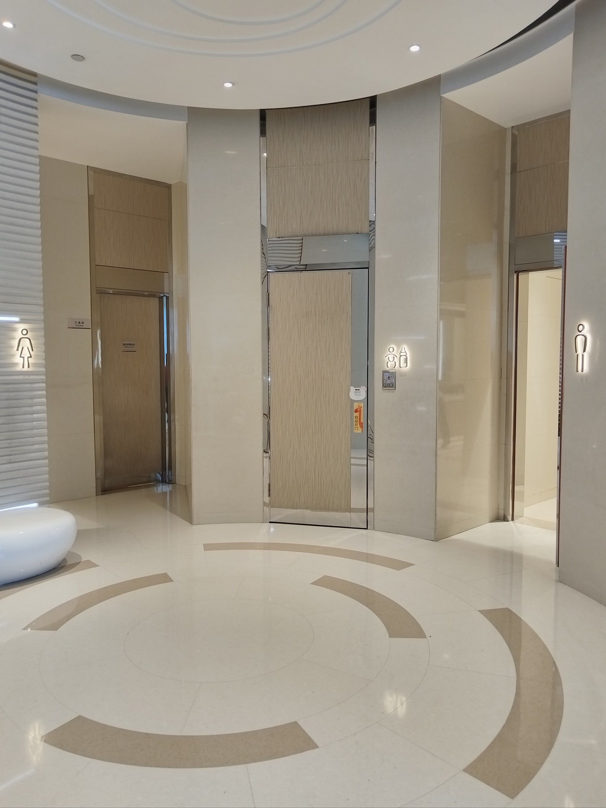 似乎离商场中心位置更远一点,有曲径通幽的美感
