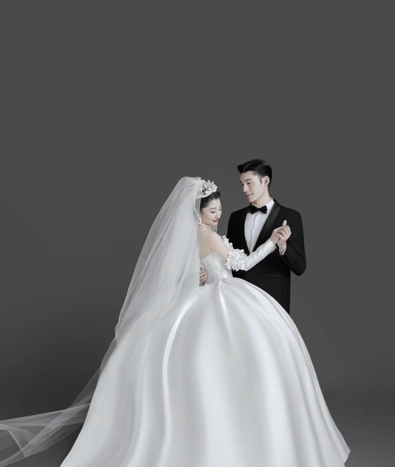 太喜欢我的灰色极简婚纱照啦!