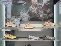 -SALOMON萨洛蒙(青岛海信店)
