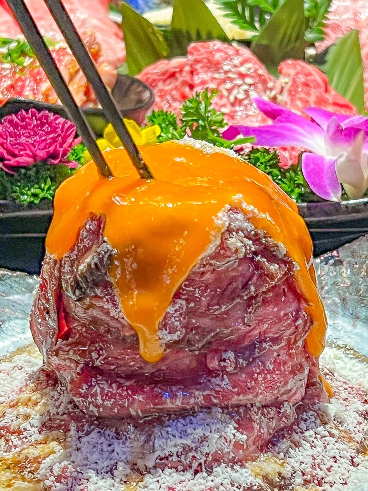 这份堆成富士山般的半熟牛肉也太好吃了吧!