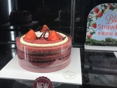 红丝绒草莓蛋糕-巴黎贝甜(银城东苑店)